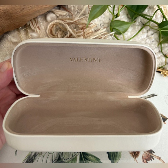 Valentino Black/White Rockstud Cat Eye Sunglasses w/ Case - Picture 15 of 15